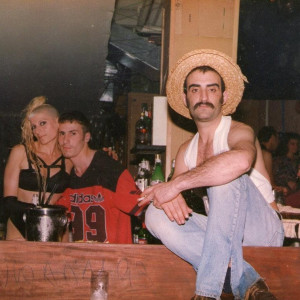 Laura Bastet, Robertito y yo. Barra de Morocco, Abajo